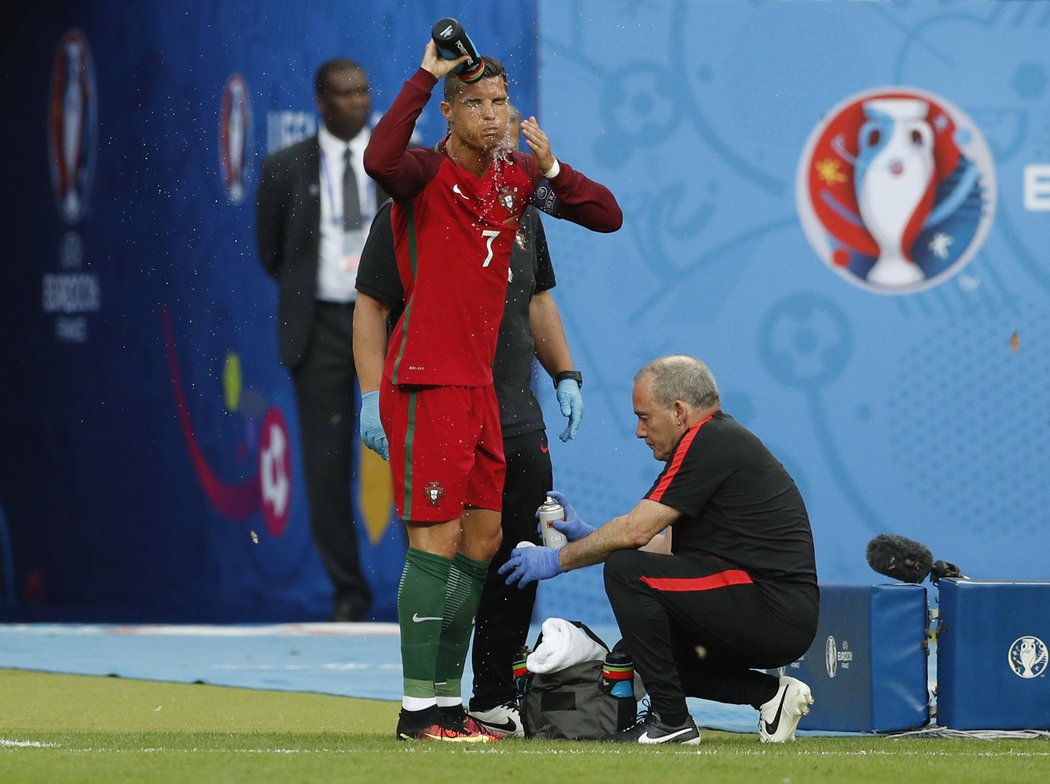 Bolavé koleno trápilo největší hvězdu Portugalska Cristiana Ronalda ve finále EURO. Francouzi ho zrovna nešetřili.