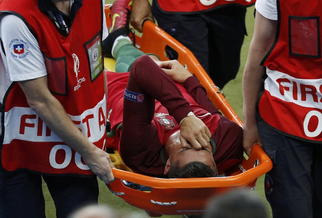 Smutný a předčasný konec. Portugalec Cristiano Ronaldo dohrál ve finále EURO 2016 už v první půli, zraněnou hvězdu odnesli z trávníku na nosítkách.