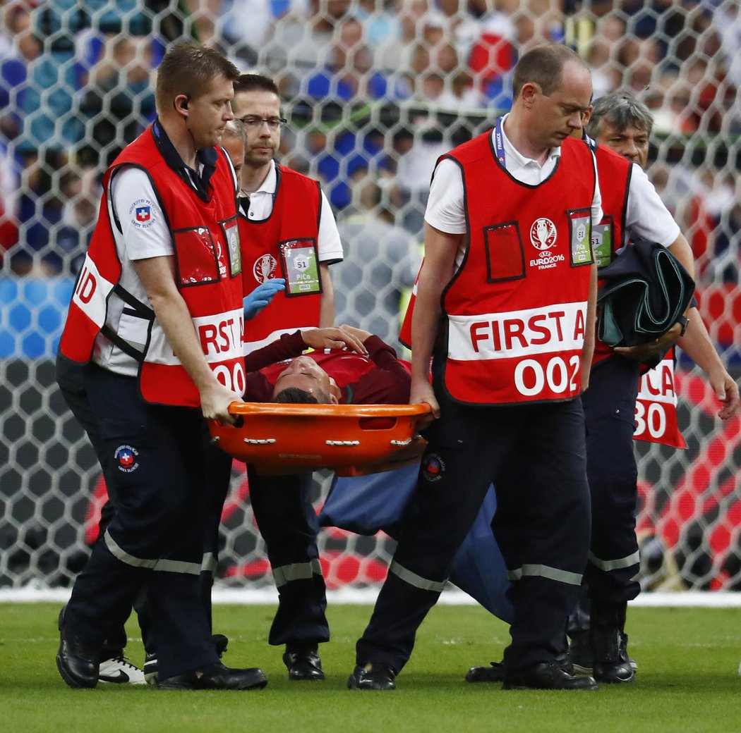 Cristiano Ronaldo skončil finále EURO 2016 na nosítkách. Portugalskou hvězdu zradilo levé koleno, fotbalisté Francie soupeře nešetřili.