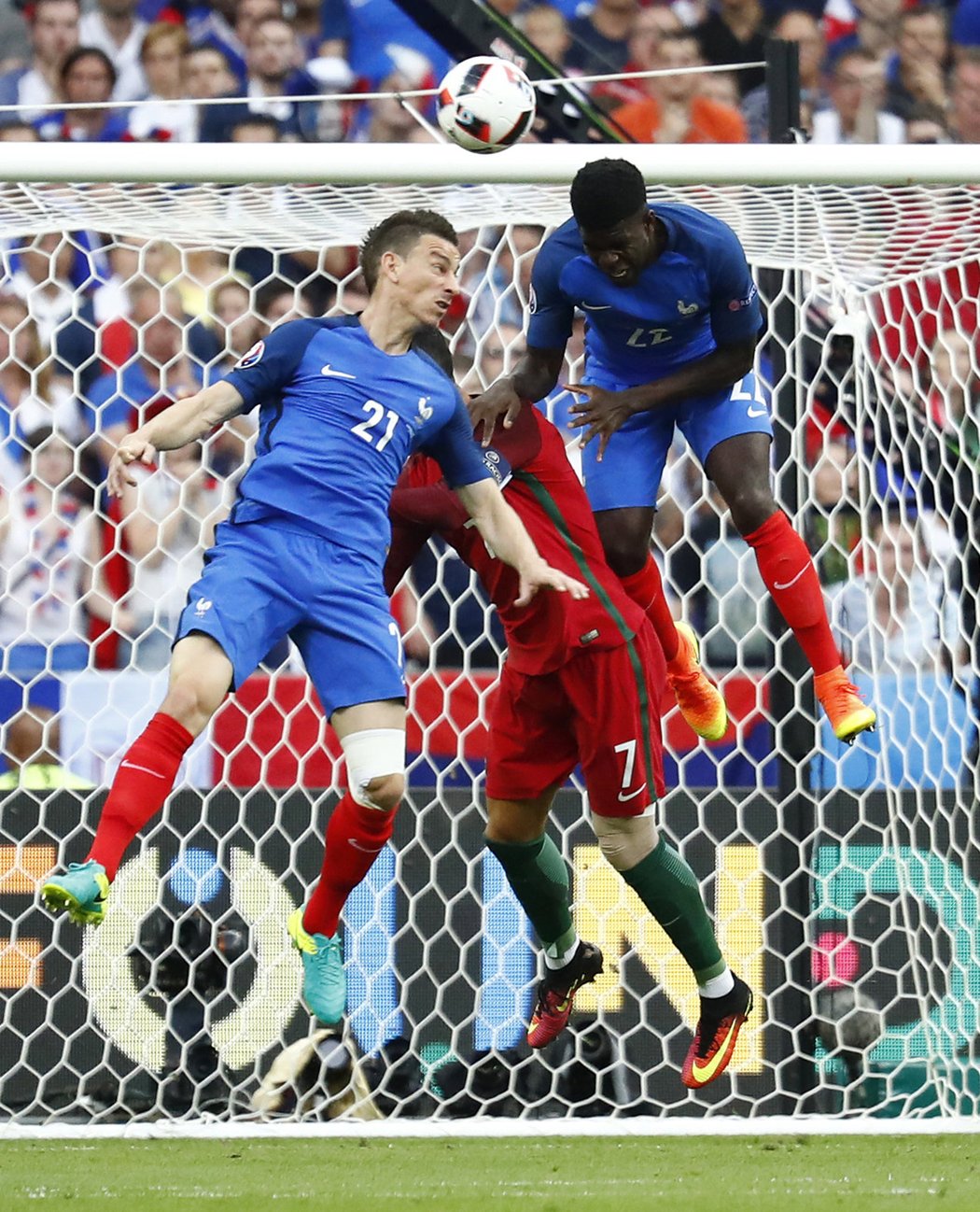 Fotbalisté Francie a Portugalska ve finále EURO 2016. Mnoho šancí v úvodu zápas nenabídl.