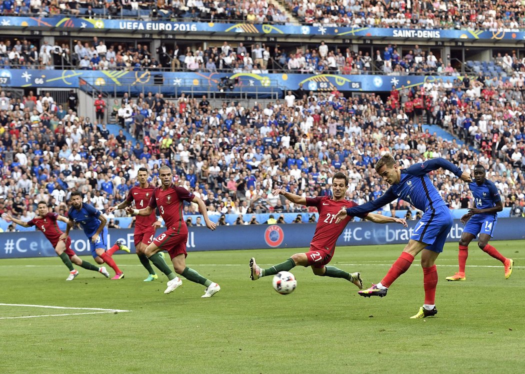 Největší hvězda Francie Antoine Griezmann zakončuje jednu z akcí ve finále EURO 2016 s Portugalskem.