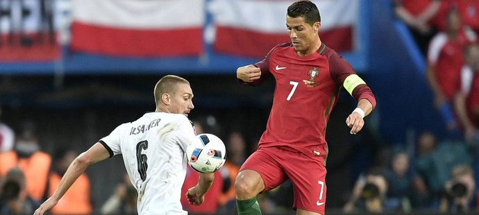 Portugalský kapitán Cristiano Ronaldo v utkání proti Rakousku na EURO 2016.