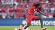 Portugalec William Carvalho přeskakuje rakouského fotbalistu Stefana Ilsankera během utkání EURO 2016.