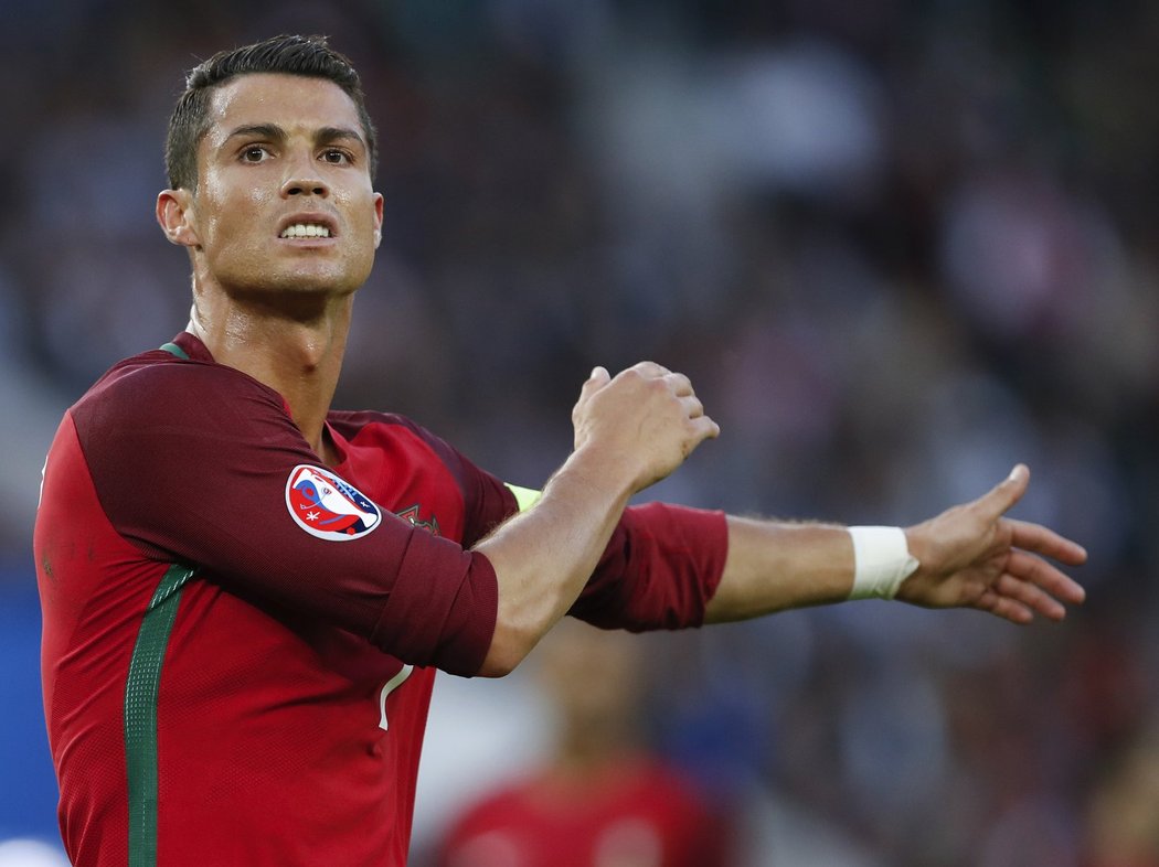 Kapitán portugalských fotbalistů Cristiano Ronaldo dnes nastoupil proti Rakousku už ke svému 16. utkání na mistrovství Evropy. Vyrovnal tím rekord šampionátu, který od roku 2008 drží nizozemský gólman Edwin Van der Sar a francouzský obránce Lilian Thuram.