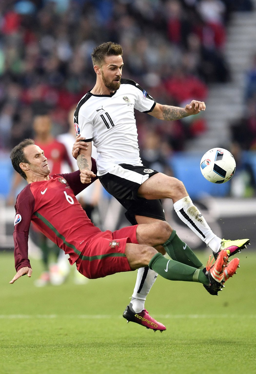 Portugalec Ricardo Carvalho se snaží zastavit Rakušana Martina Harnika v utkání na EURO 2016.
