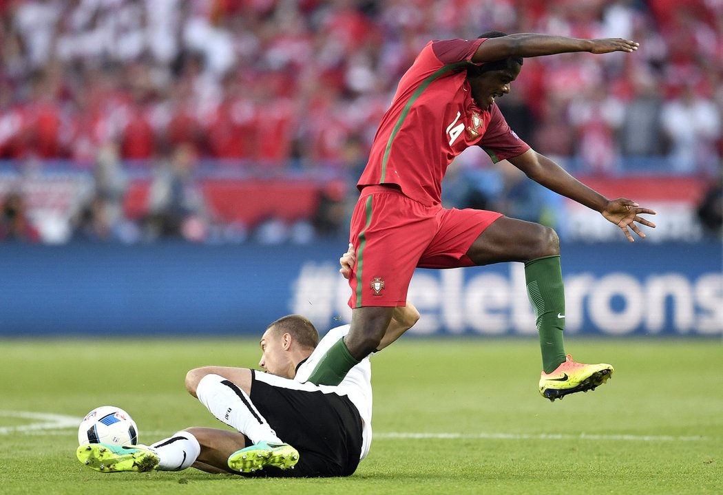 Portugalec William Carvalho přeskakuje rakouského fotbalistu Stefana Ilsankera během utkání EURO 2016.