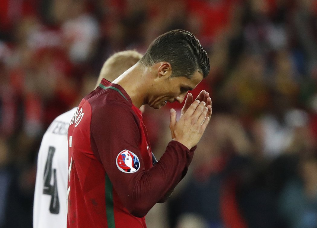 Zklamání. Cristiano Ronaldo mohl vystřelit Portugalsku výhru nad Rakouskem, ale nedal penaltu. Jeho gól neplatil kvůli ofsajdu.