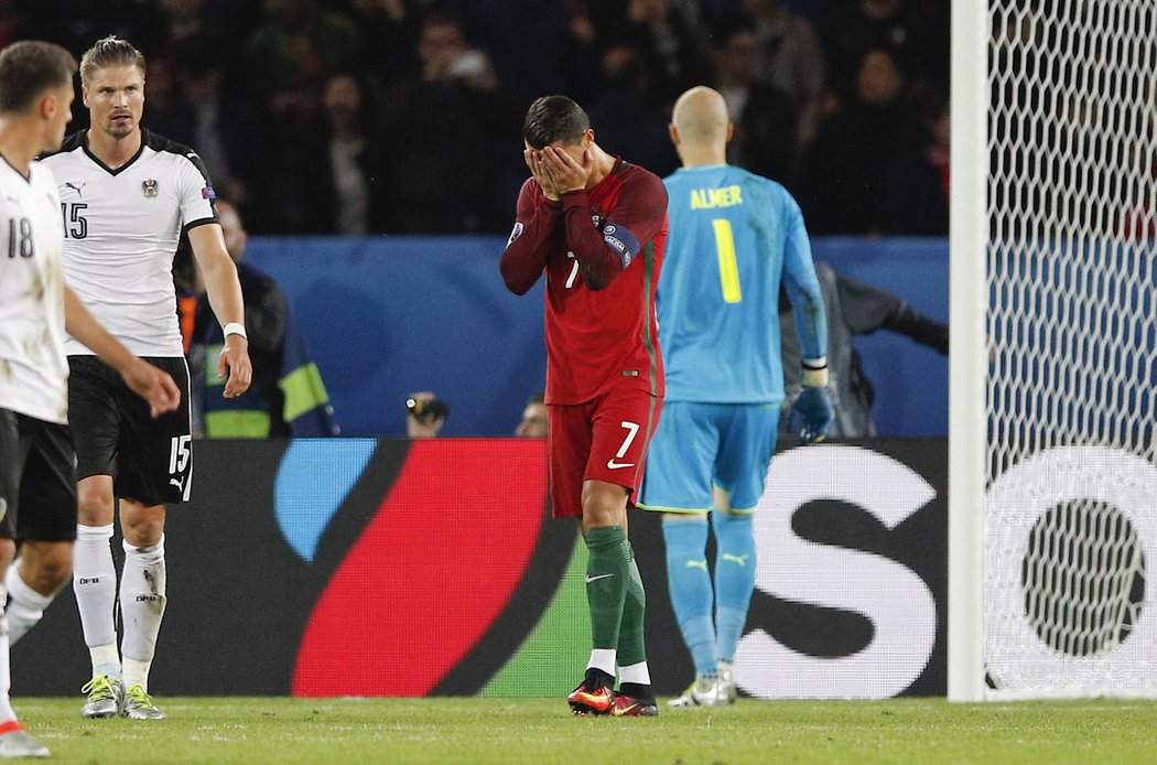 Portugalská hvězda Cristiano Ronaldo zpytuje svědomí. Proti Rakousku neproměnil penaltu, zápas skončil 0:0.