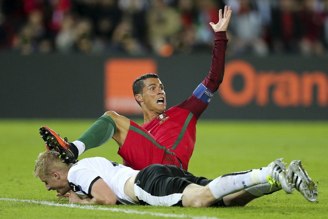 Cristiano Ronaldo byl faulovaný, Portugalsko dostalo možnost kopat penaltu. Ronaldo ji ale neproměnil.