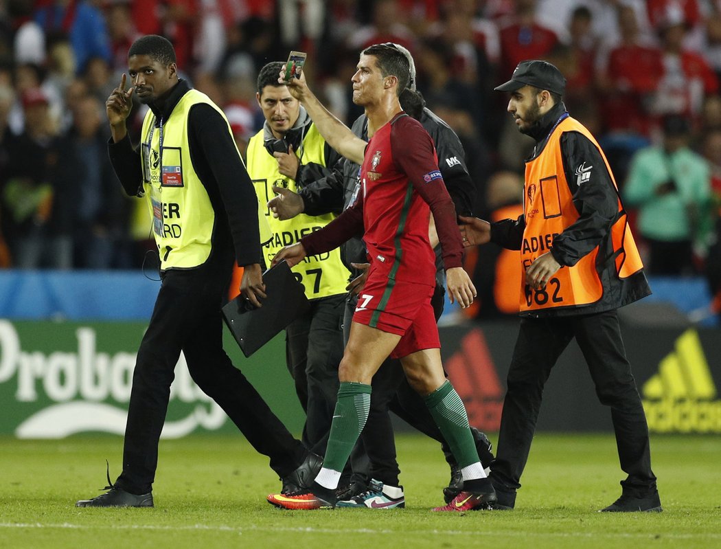 Portugalec Cristiano Ronaldo odchází ze hřiště po utkání s Rakouskem na EURO 2016, hvězda nedala penaltu.