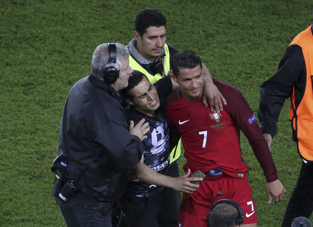 Portugalec Cristiano Ronaldo nedal proti Rakousku penaltu, stejně se s ním ale chtěl jeden z fanoušků po závěrečném hvizdu vyfotit.