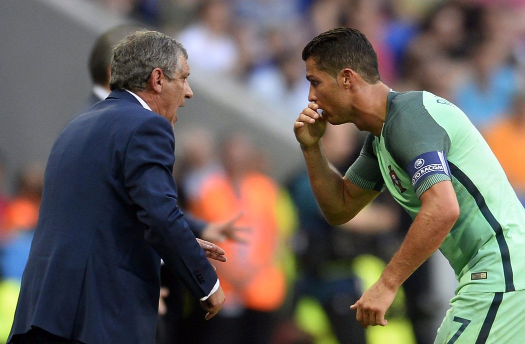 Portugalec Cristiano Ronaldo stíhal při utkání s Maďarskem mluvit i s trenérem a lavičkou svého týmu.
