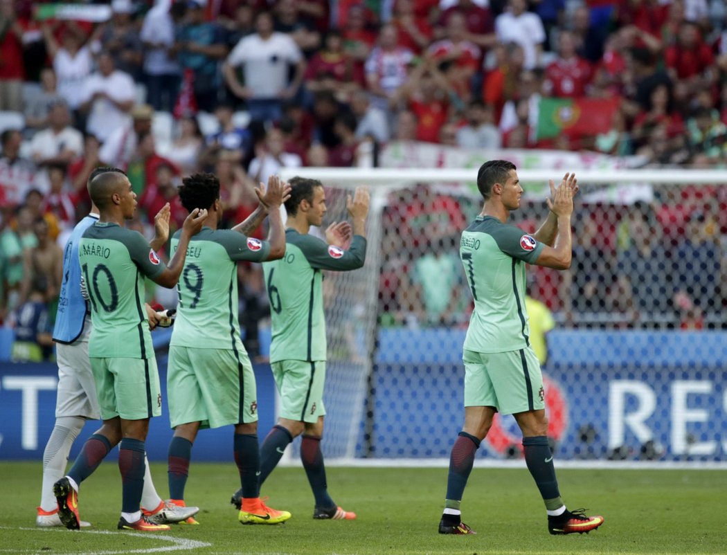 Potlesk fanouškům od portugalských fotbalistů měl trochu trpkou příchuť. Ronaldo a spol. čekali, že nad Maďarskem zvítězí. Zápas skončil 3:3.