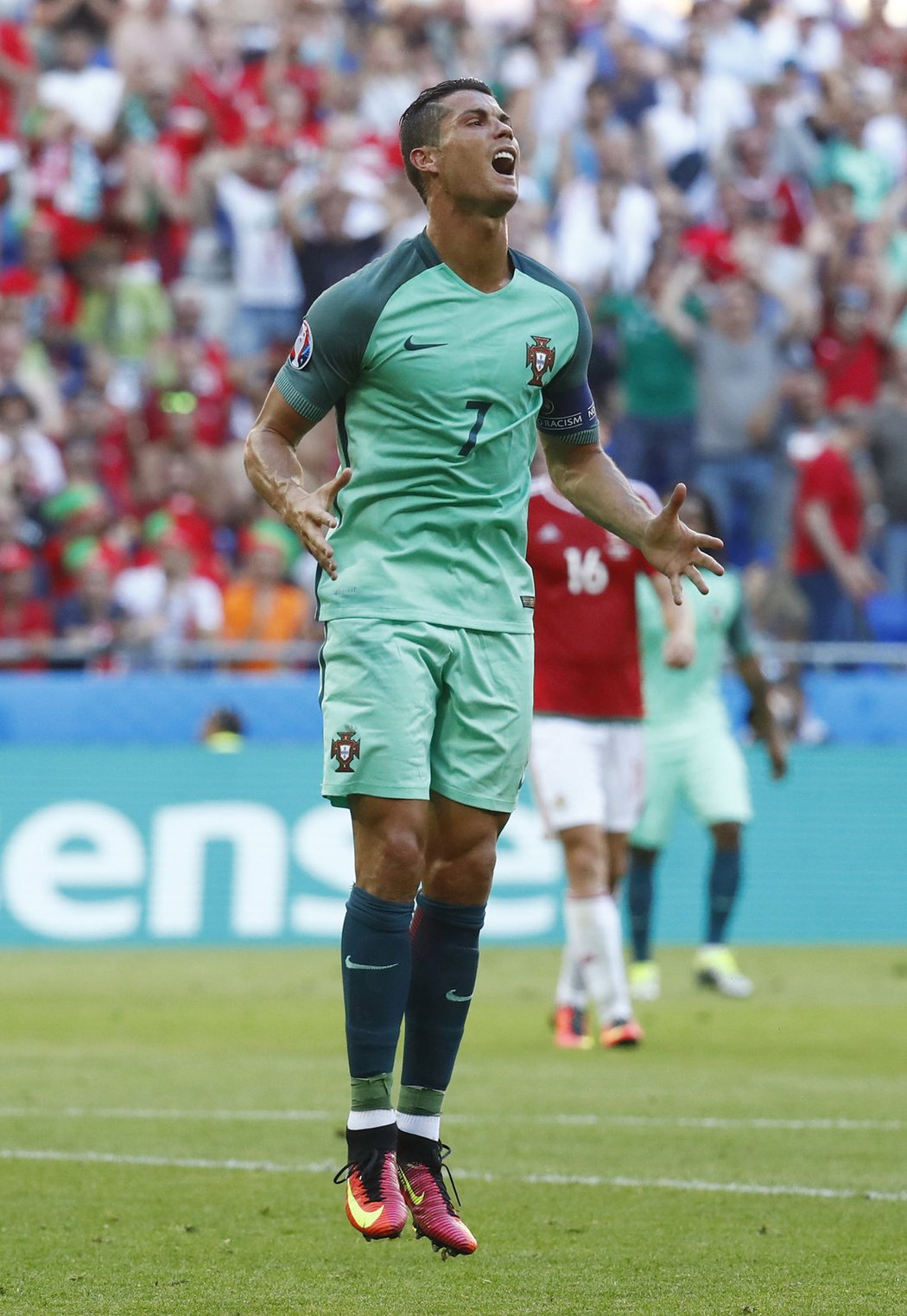 Portugalec Cristiano Ronaldo se při utkání s Maďarskem zlobil i radoval.
