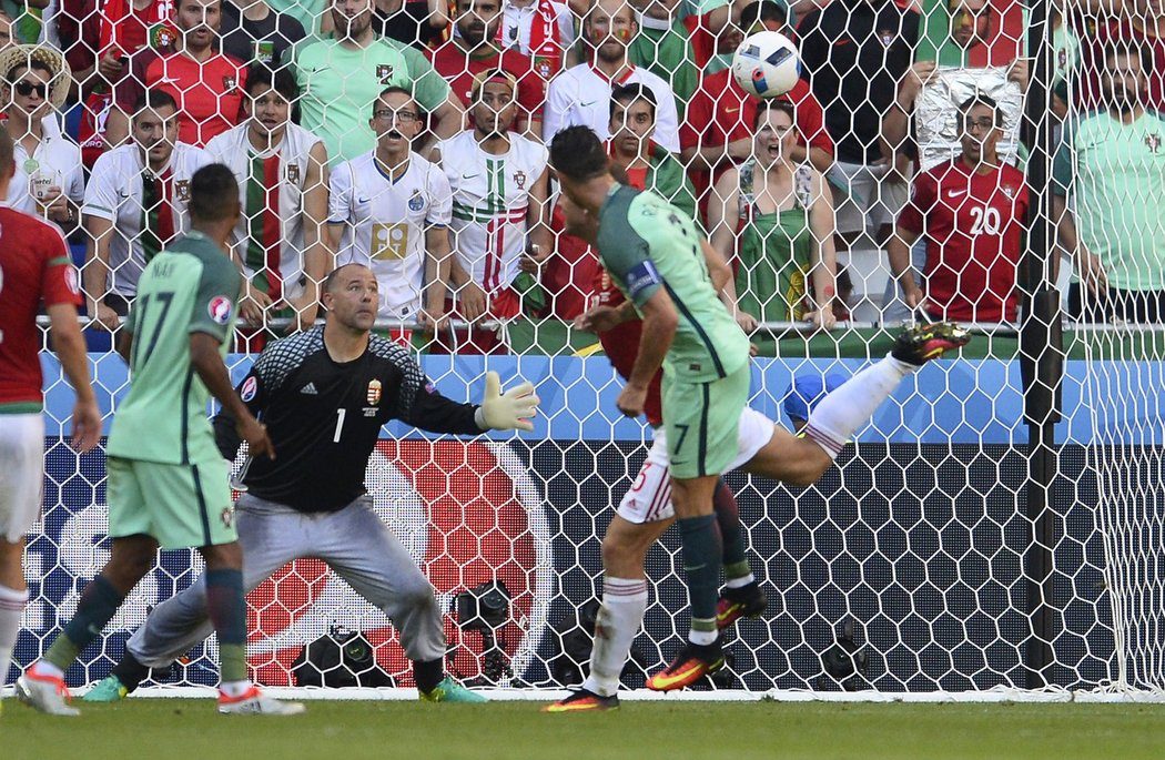 Portugalec Cristiano Ronaldo protrhl konečně na EURO 2016 střeleckou smůlu.