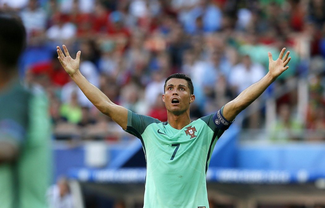 Portugalec Cristiano Ronaldo je jedničkou týmu. Umí střílet góly, ale také se často diví a divoce gestikuluje.