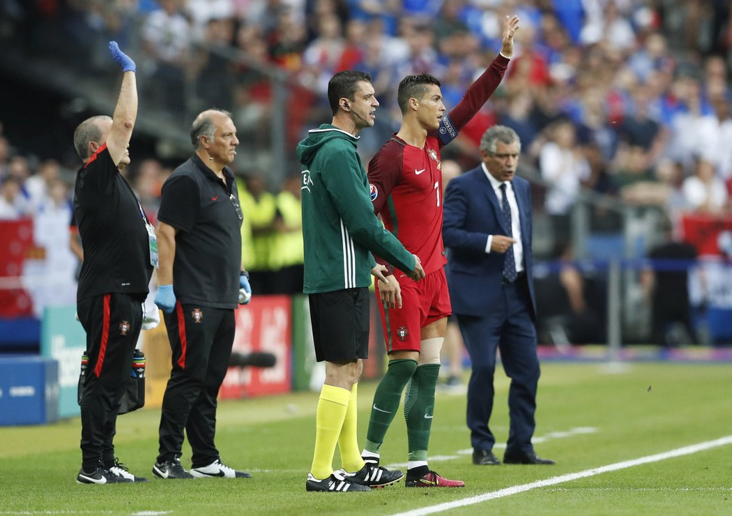 Portugalec Cristiano Ronaldo se zkusil i zraněný vrátit do finále EURO 2016, nakonec ale musel už během první půle střídat.