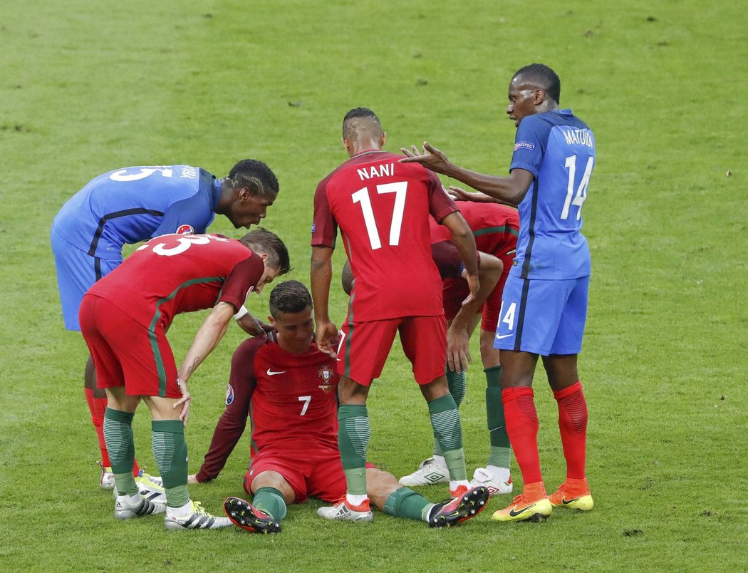 Největší portugalská hvězda Cristiano Ronaldo v hodně nefotbalové pozici. Kvůli zraněnému kolenu musel už ve finále EURO střídat už během první půle.