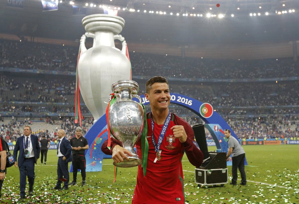 Cristiano slaví triumf na EURO