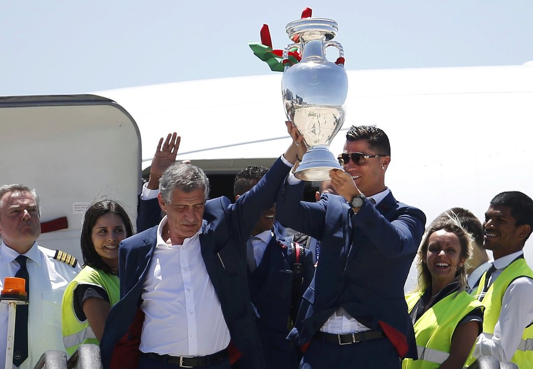 Trenér Fernando Santos a Cristiano Ronaldo s trofejí pro vítěze EURO