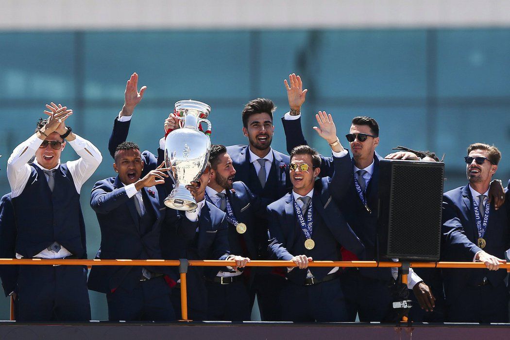 Fotbalisté Portugalska se vrátili z vítězného EURO domů