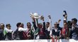 Portugalci ukazují trofej pro vítěze EURO fanouškům