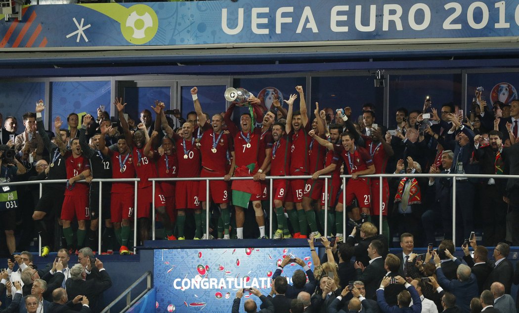 Portugalci s trofejí pro vítěze EURO