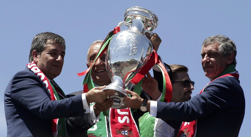 Na trofej pro vítěze EURO si sáhl i prezident Portugalska Marcelo Rebelo de Sousa