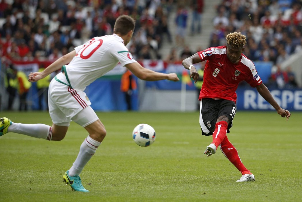 Rakouský záložník David Alaba trefil na úvod utkání tyč