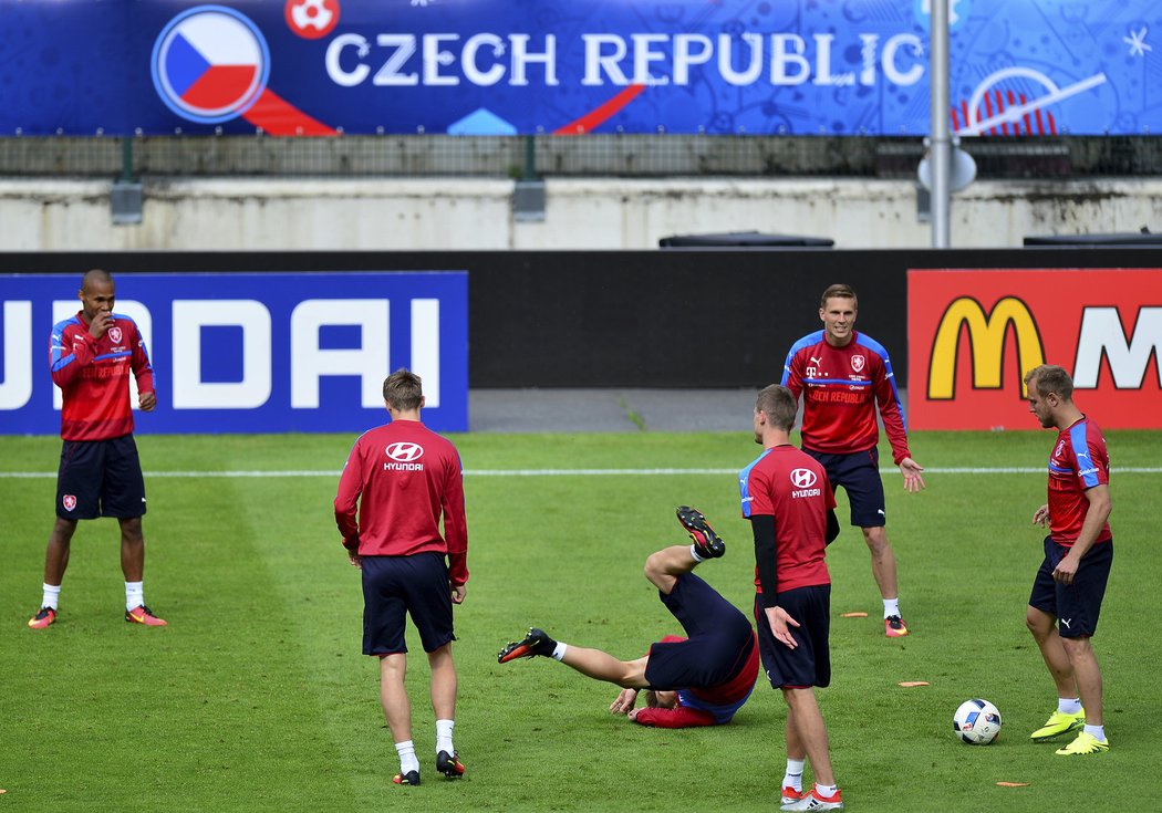 Čeští reprezentanti si po remíze s Chorvatskem zlehka zatrénovali, o dobrou náladu nebyla nouze.