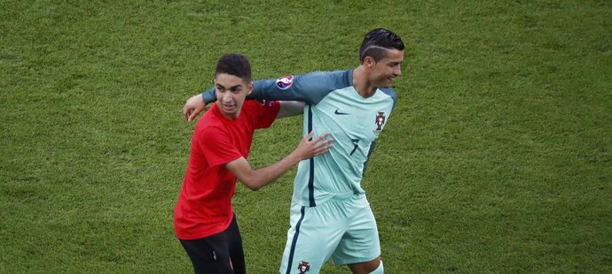 Cristiano Ronaldo s podavačem míčů