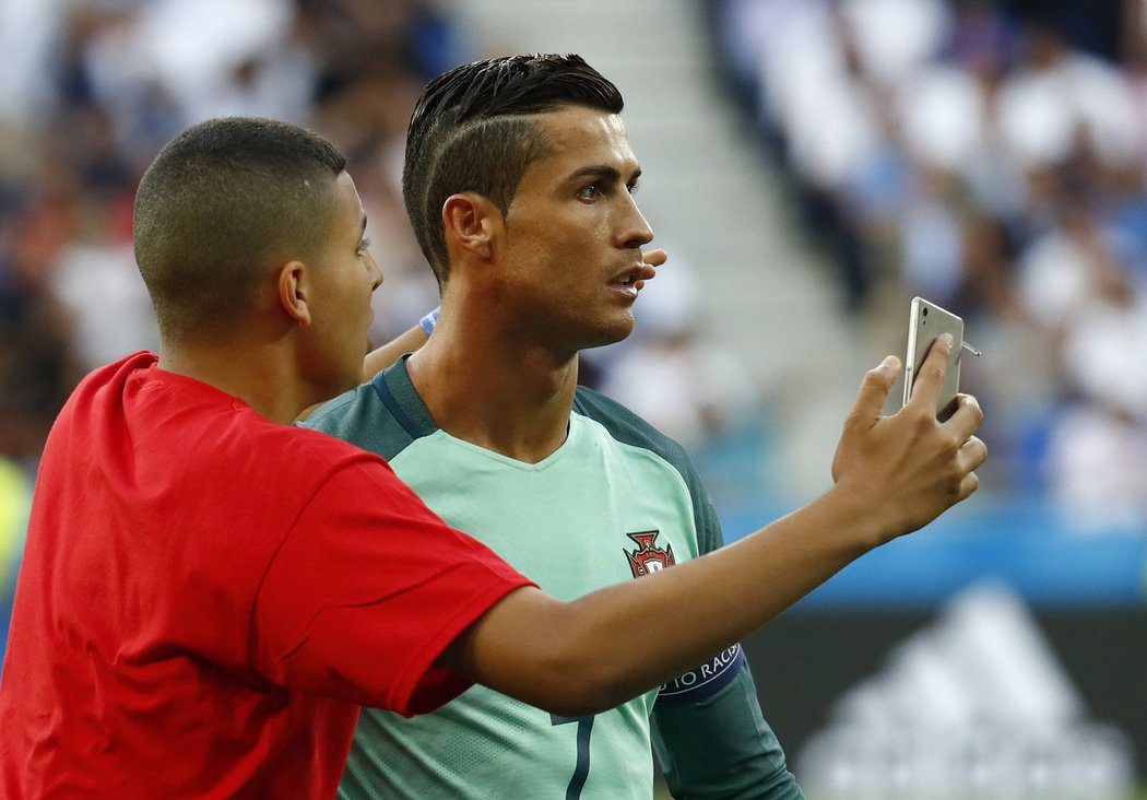 Je libo selfie? Cristiano Ronaldo s podavačem míčů