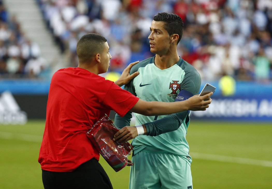 Cristiano Ronaldo s podavačem míčů