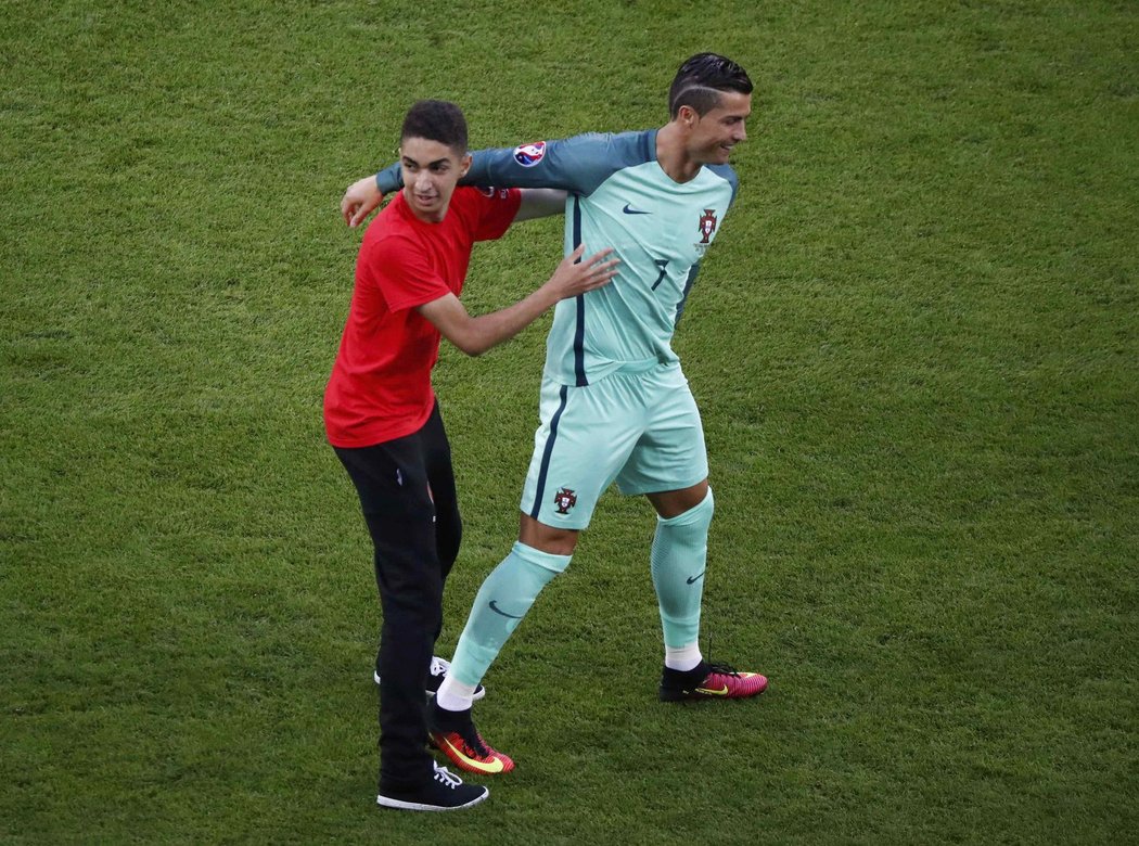 Cristiano Ronaldo s podavačem míčů