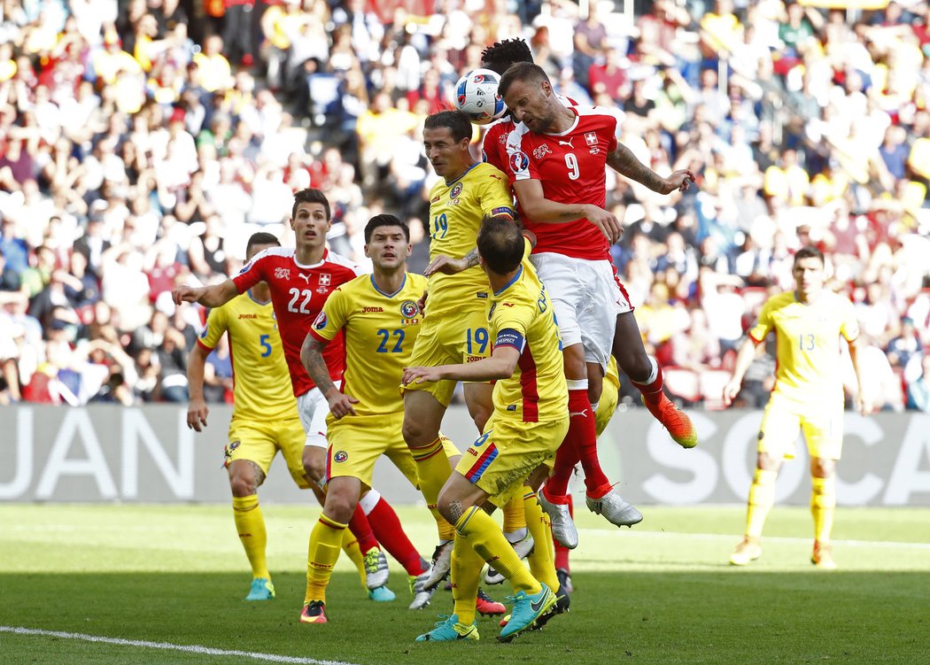 Hlavičkový souboj v zápase Rumunsko - Švýcarsko