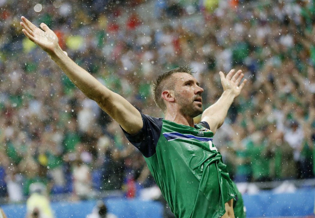 Gareth McAuley se raduje ze vstřelené branky