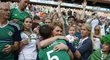 Jonny Evans ze Severního Irska se objímá s fanynkou po výhře nad Ukrajinou
