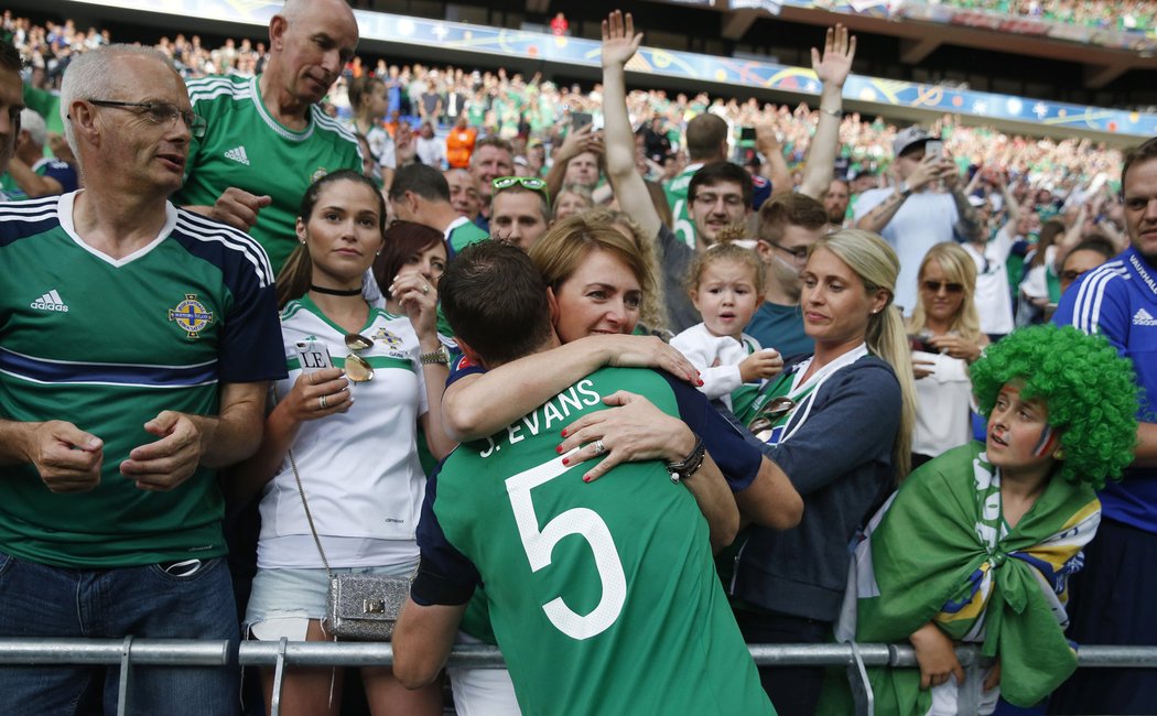 Jonny Evans ze Severního Irska se objímá s fanynkou po výhře nad Ukrajinou