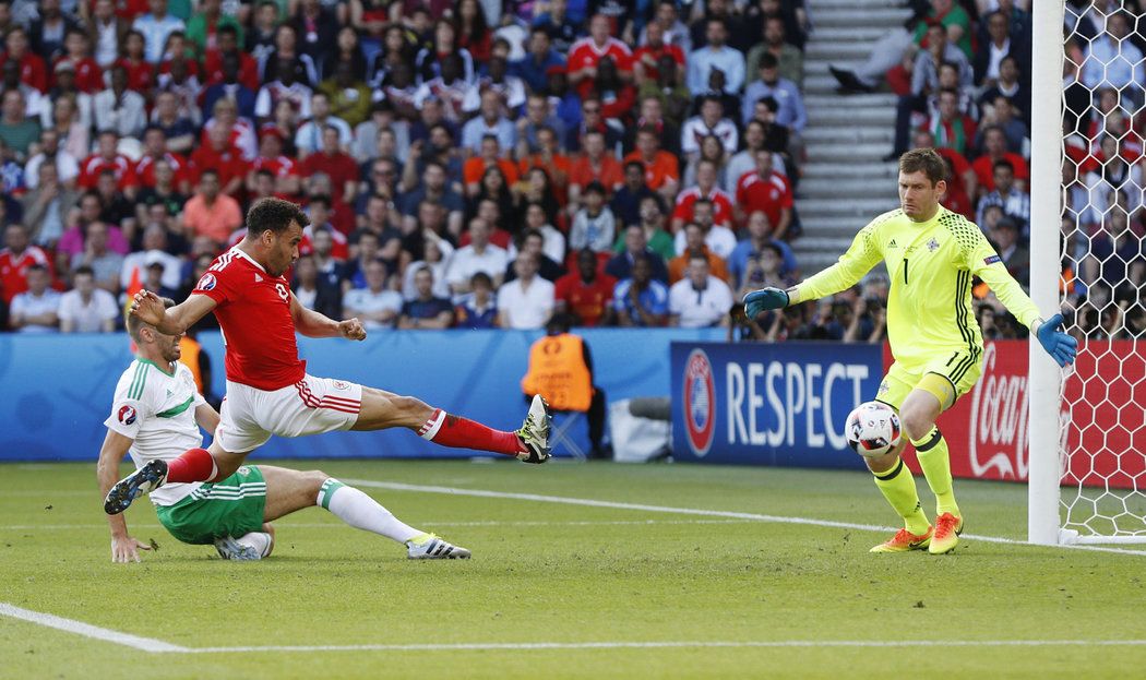 Klíčový moment osmifinále EURO 2016. Gareth McAuley ze Severního Irskal posílá míč do vlastní sítě v bitvě s Walesem.