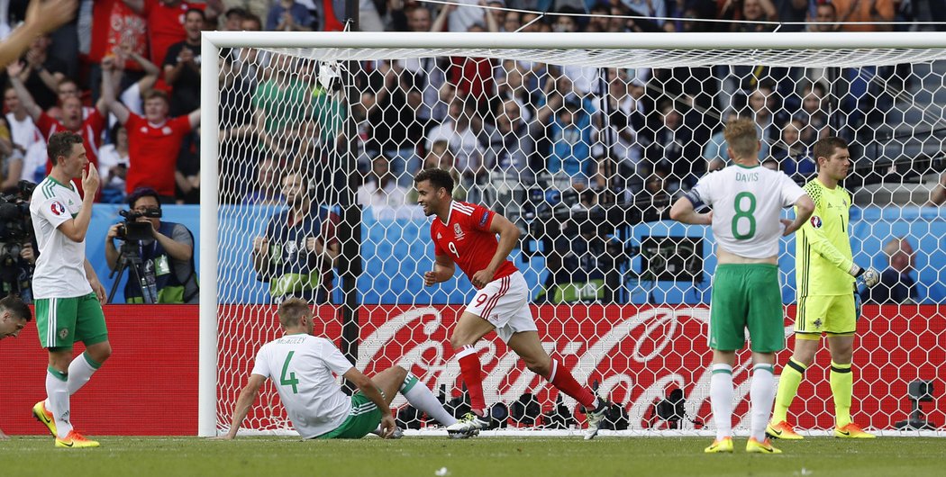 Bránící Gareth McAuley v obranném zákroku usměrnil míč do vlastní sítě a Wales vedl v osmifinále EURO nad Severním Irskem 1:0.
