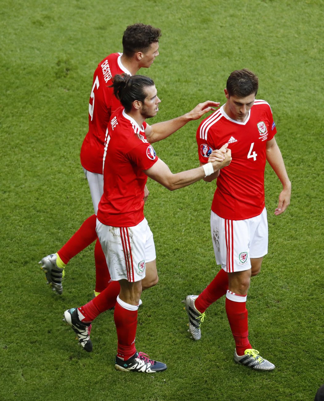 Wales slaví gól, i když se jeho hráči do sítě Severního Irska netrefili. Do vlastní sítě zamířil smolař Gareth McAuley.