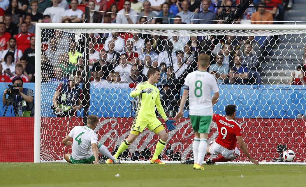 Gareth McAuley ze Severního Irska se v osmifinále EURO 2016 s Walesem trefil do vlastní sítě.