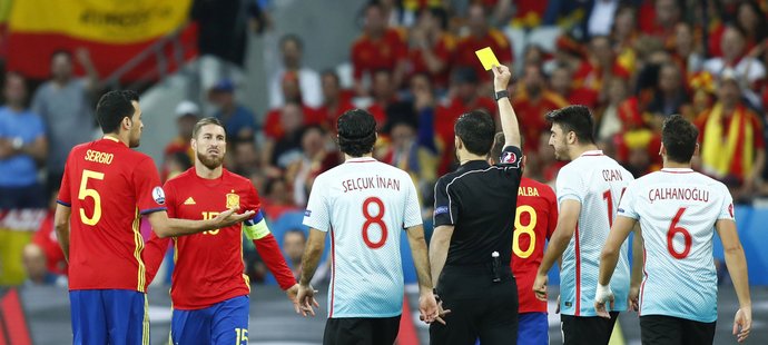 Sergio Ramos obdržel v zápase s Tureckem žlutou kartu