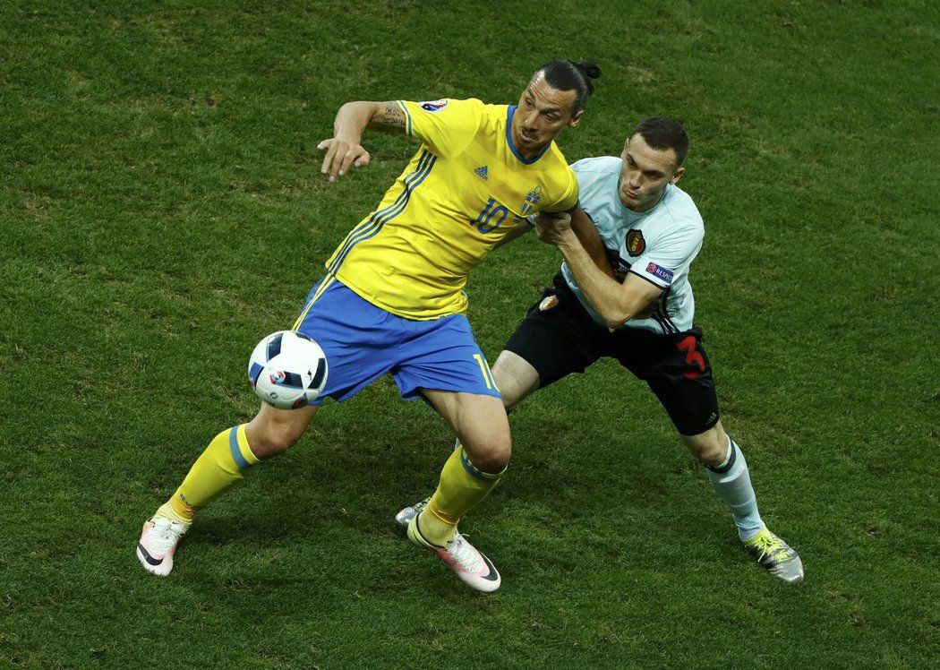 Zlatan Ibrahimovic v souboji s Thomasem Vermaelen