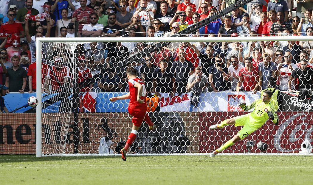 Švýcarský fotbalista Granit Xhaka neproměnil penaltu v rozstřelu s Polskem v osmifinále EURO 2016. Polsko postoupilo do čtvrtfinále.