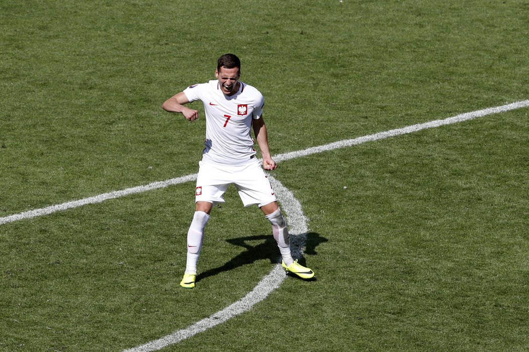 Polský fotbalista Arkadiusz Milik se raduje poté, co proměnil penaltu v rozstřelu osmifinále EURO 2016 se Švýcarskem.