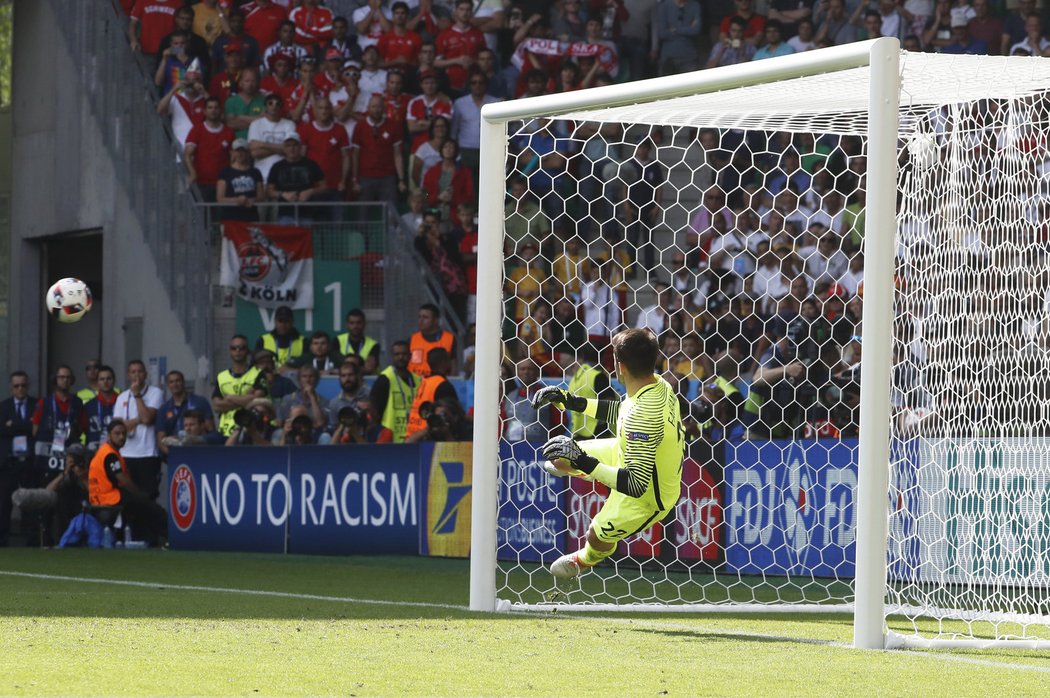 Polský brankář Lukasz Fabiansk v letu sleduje, jak míč v penaltovém rozstřelu v osmifinále EURO 2016 míjí jeho branku.