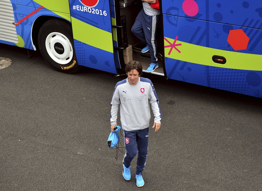 Tomáš Rosický po příjezdu na stadion v Tours