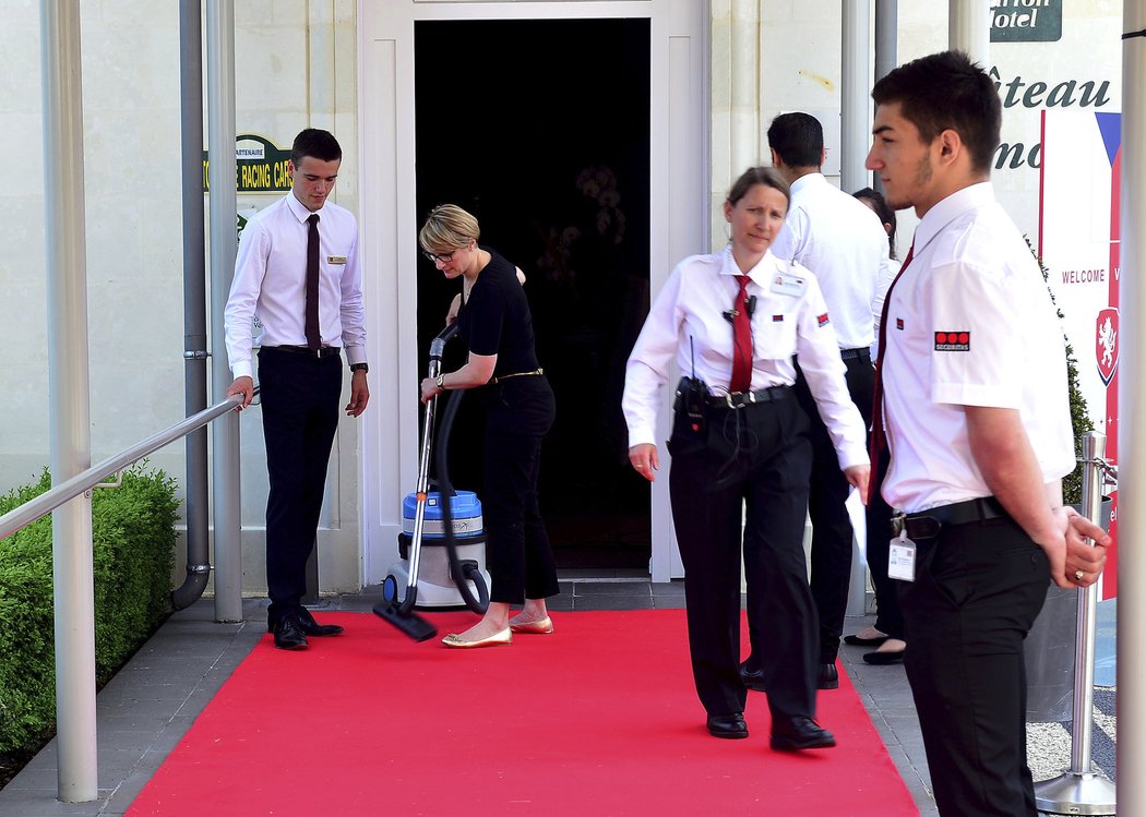 Personál těsně předtím, než do hotelu dorazil český tým