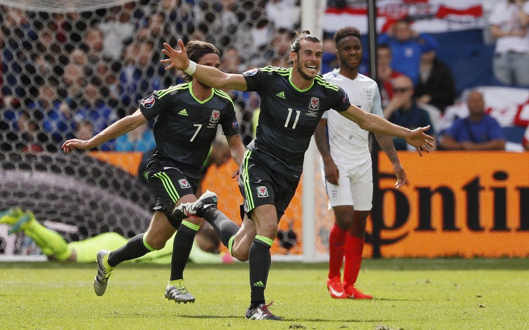 Gareth Bale se raduje z gólu do sítě Anglie